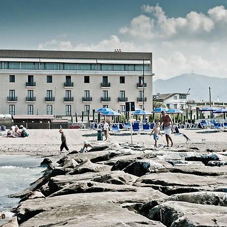 Hotel Rondine マリネッラ・ディ・サルザーナ エクステリア 写真
